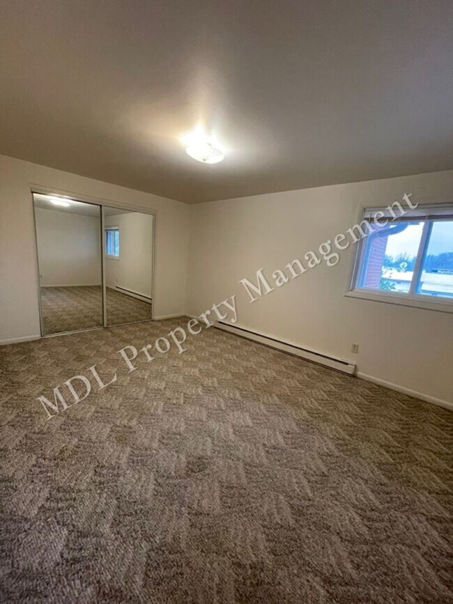 Building Photo - 121 N Woodbridge St