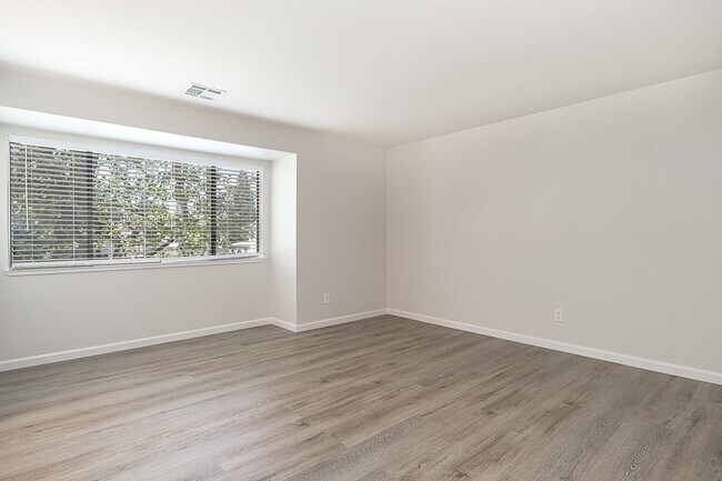 Building Photo - Newly remodeled upstairs condo in gated co...