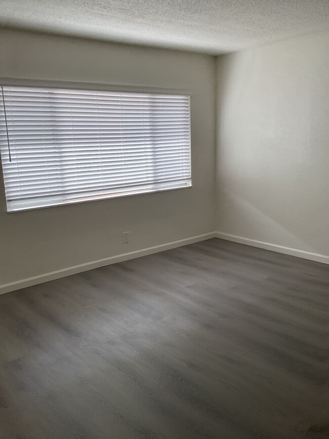 Building Photo - 220 S H St