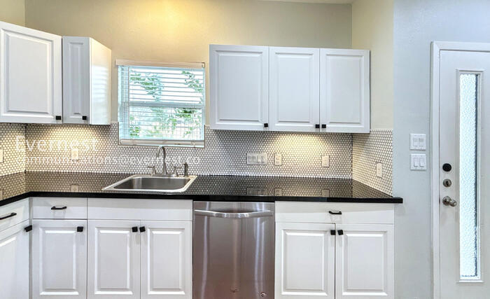 Building Photo - 6701 Paris St