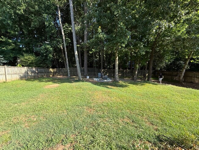 Building Photo - 717 Redwood Park