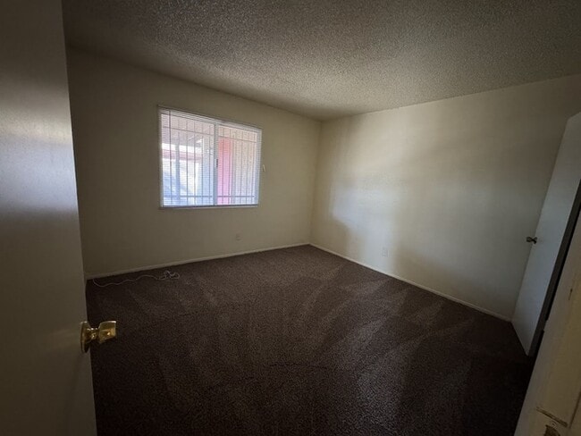 Building Photo - Maryvale 2br Townhome