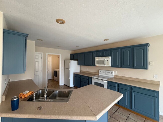 Building Photo - Available 04/01/2026....  MONTH TO MONTH TIL JUNE 2026