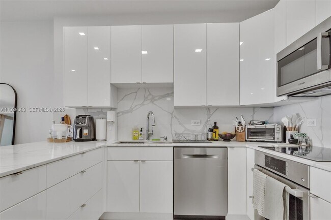 Building Photo - 5701 Collins Ave