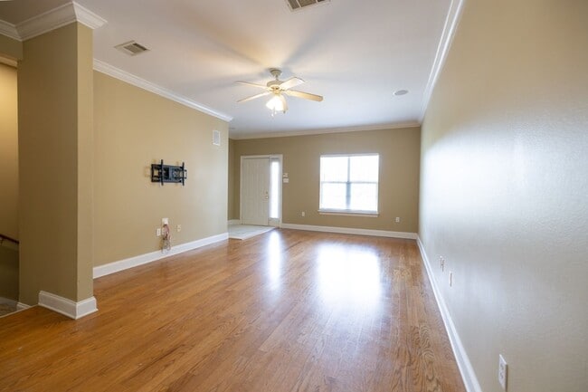 Building Photo - 4 bedroom Townhome Near LSU in a Gated Community