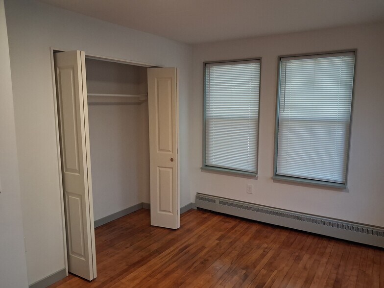 Building Photo - 10 Grand St