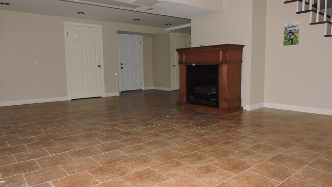 Building Photo - 4557 Grandview Ave