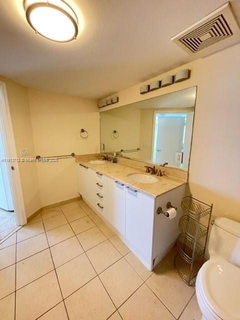 Building Photo - 16699 Collins Ave