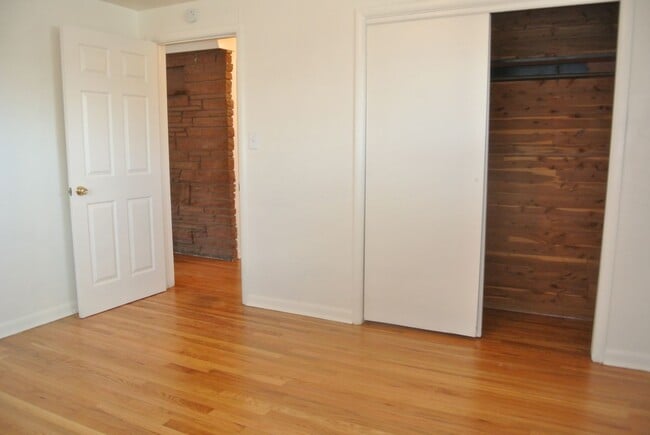 Building Photo - 2 bedroom/1 bathroom