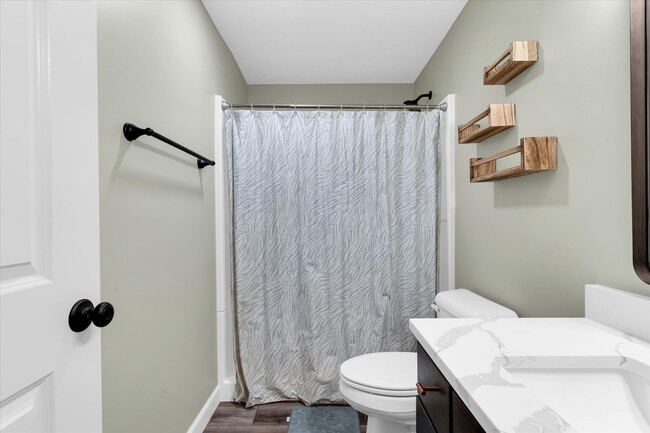 Building Photo - 2 story 4 bedroom 3.5 bath