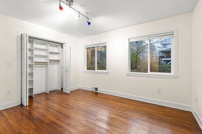 Building Photo - 9702 SW Brookside Dr