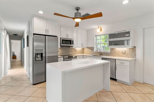 Building Photo - Fabulous 3 bed/ 2 bath Pool Home in South Sarasota ~ Coming March!