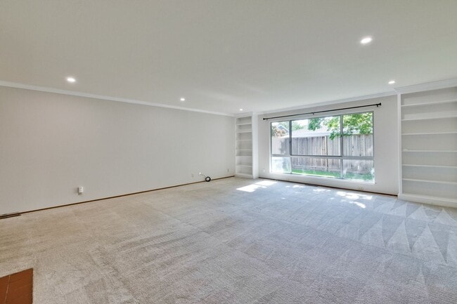 Building Photo - 1534 Crespi Dr