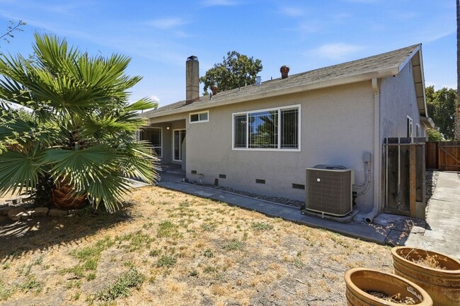 Building Photo - 663 Albion Dr