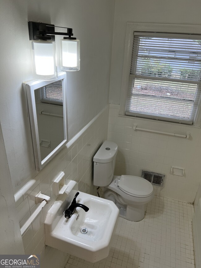 Building Photo - 1215 Westview Dr SW