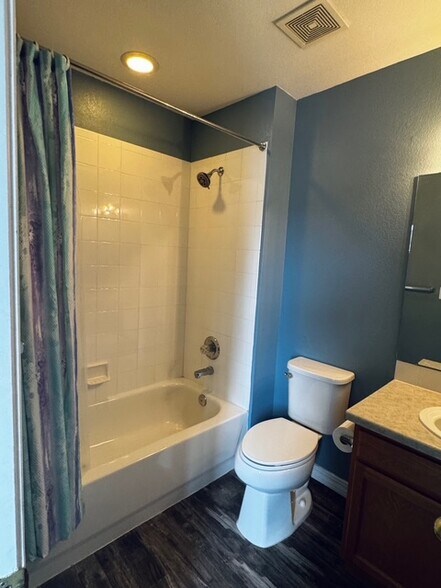 Building Photo - 420 N Parkside Dr