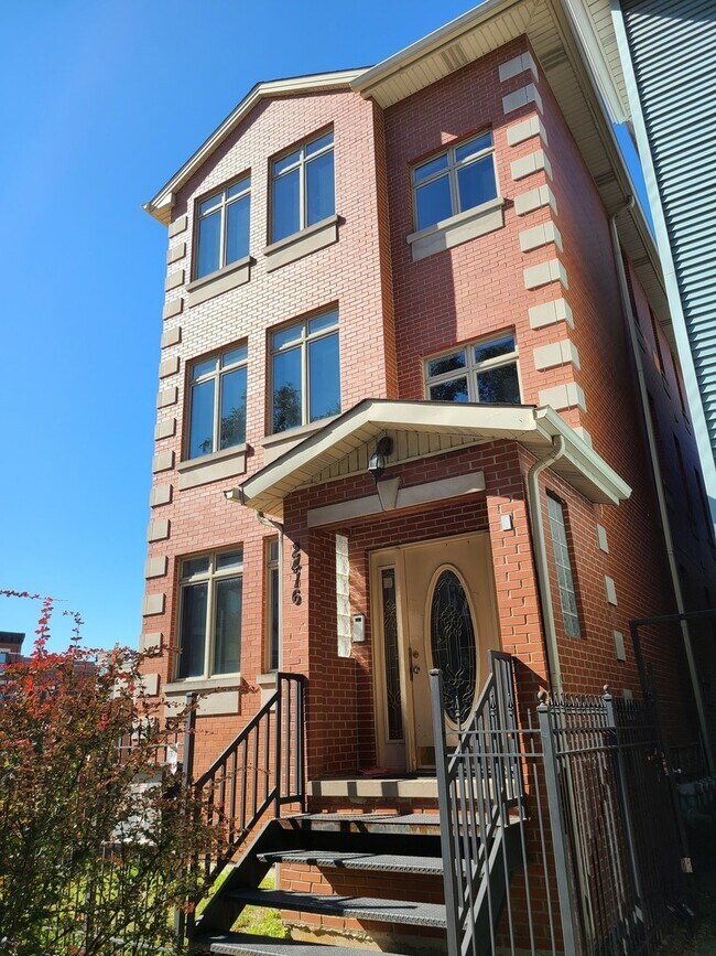 Primary Photo - 2416 N Greenview Ave