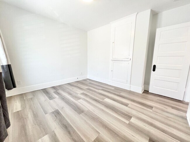 Building Photo - Charming Rose Park Home | 3 Bedrooms | In-...