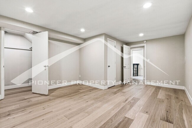 Building Photo - Spacious Duplex with Central AC and Washer/Dryer