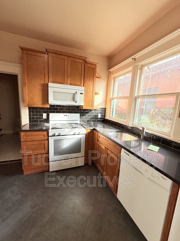 Building Photo - 340 S Scott Ave