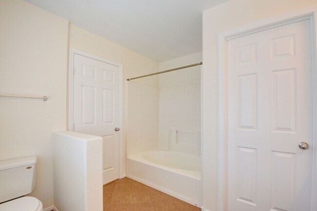 Building Photo - Beautiful two bedroom in great location