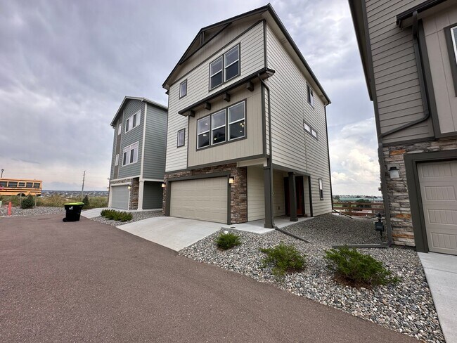 Building Photo - Charming 3 Bed 3 Bath House!!!