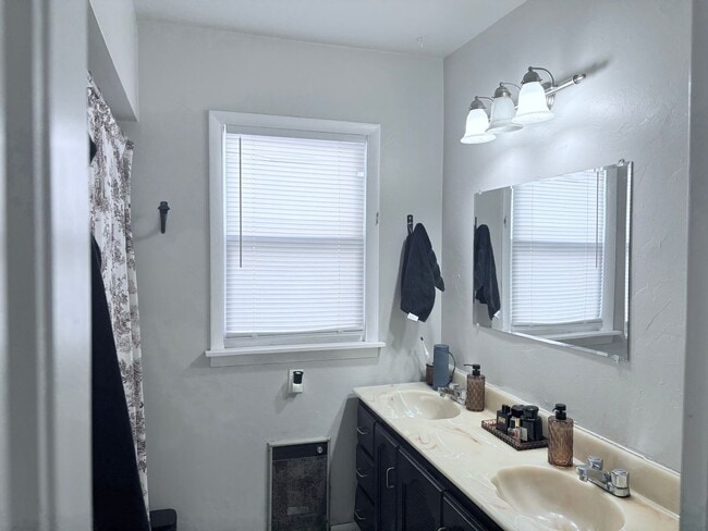 Building Photo - Charming two bedroom home in N.W. OKC
