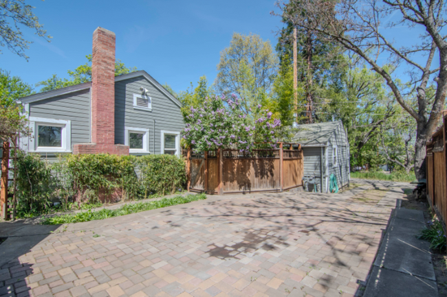 Building Photo - 671 Siskiyou Blvd