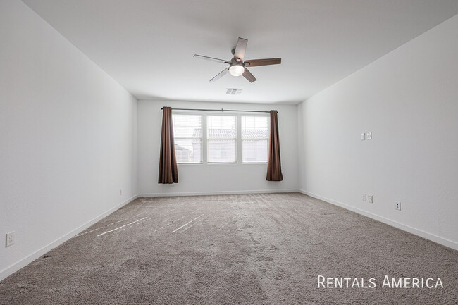 Building Photo - SPACIOUS 3BR/3.5BA IN HORIZON