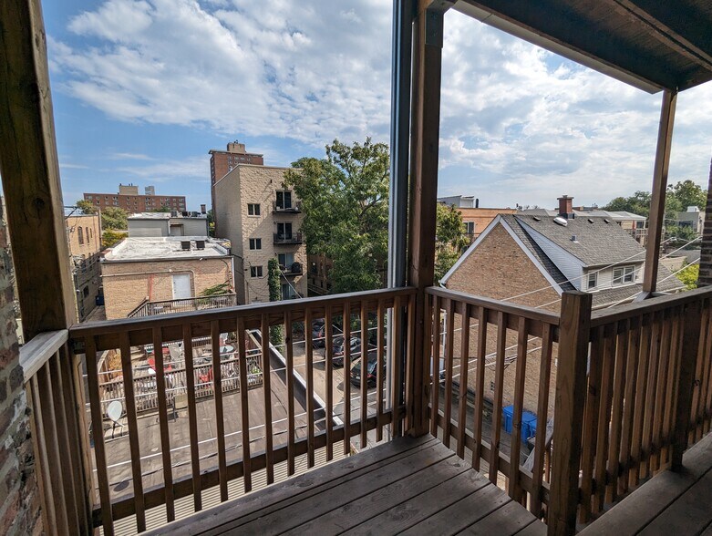 Building Photo - 3935 N Janssen Ave