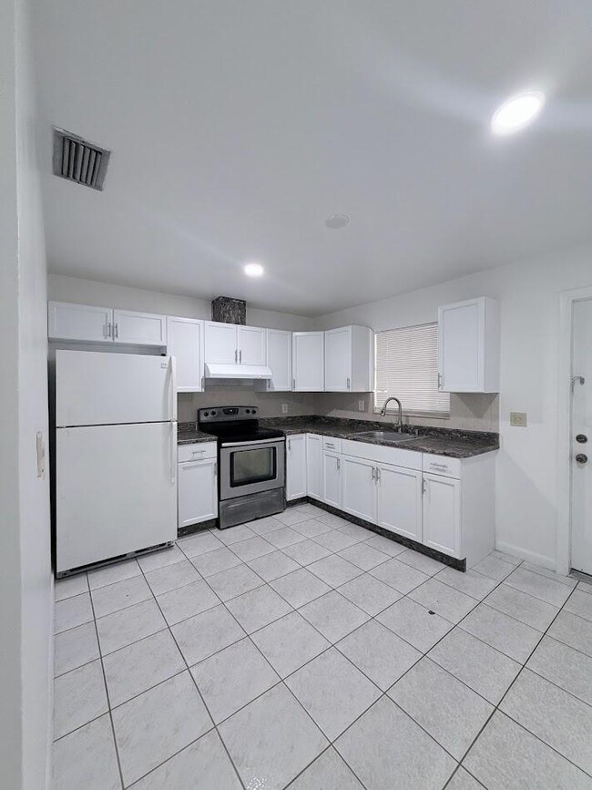 Building Photo - 5899 Mango Rd