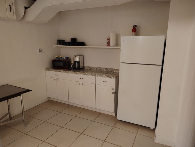 Building Photo - AVAILABLE NOW 2 bed - 1 Bath Lead and I 25...