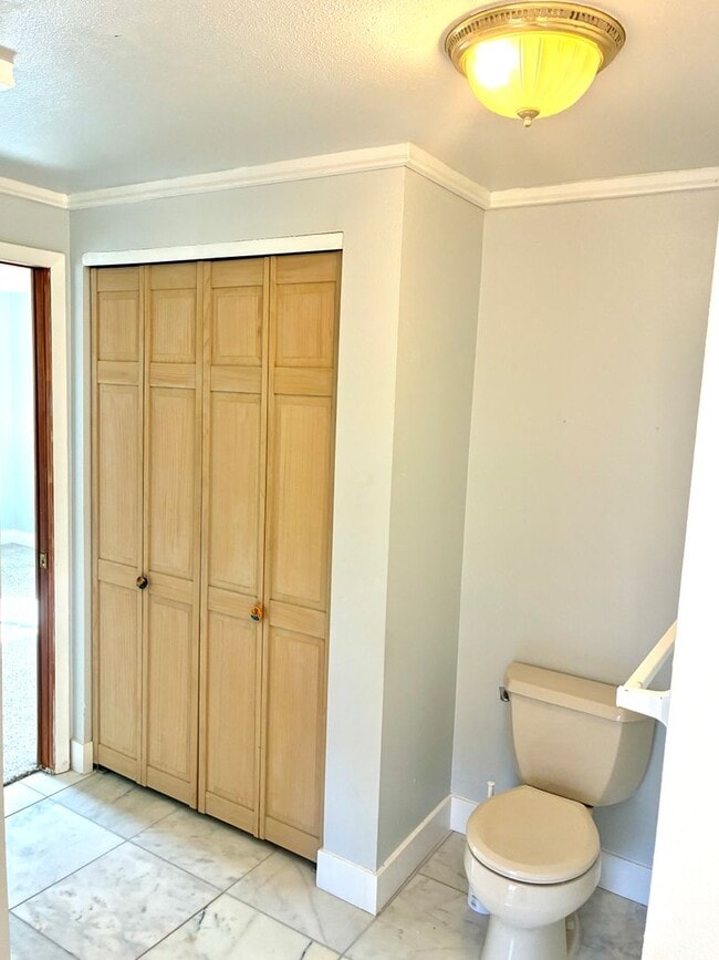 Building Photo - Beautiful open floorplan - 3 Bedroom/ 2 Ba...