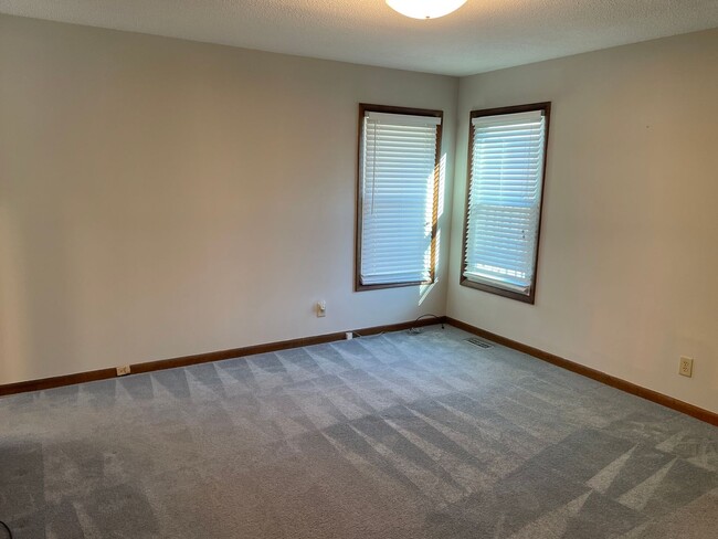 Building Photo - 3 Bedroom / 2 Bath Ranch
