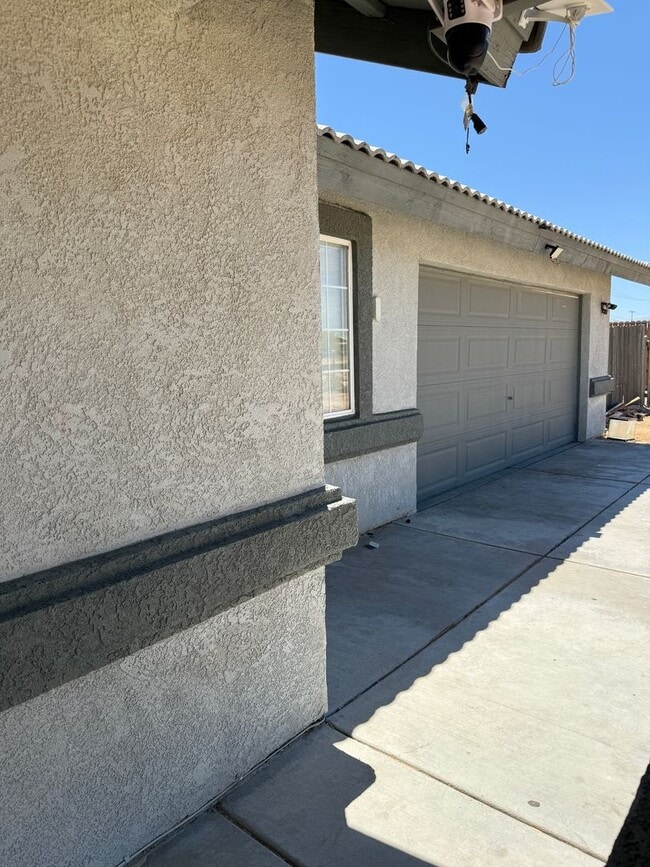 Building Photo - Charming 3-Bedroom Home with Spacious Yard