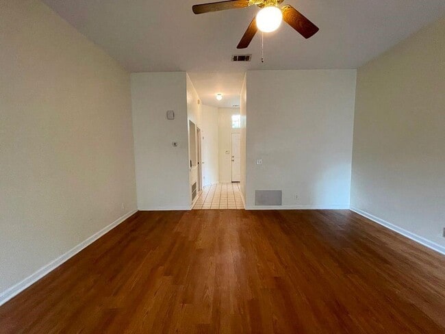 Building Photo - 205 Juniper Dr