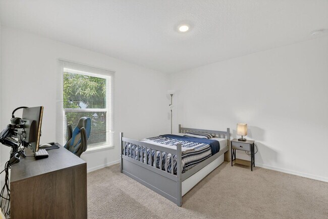 Building Photo - 644 SW Hoffenberg Ave