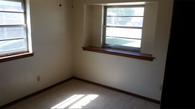 Building Photo - 7608 S Villa Ave