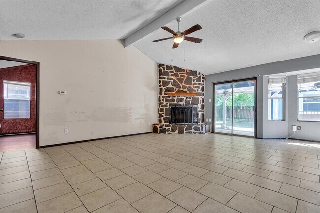 Building Photo - 5000 Fontenay Dr