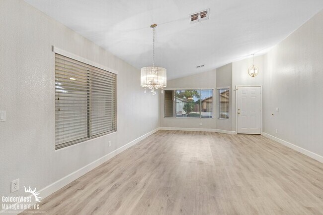 Building Photo - Charming 4Bdm 2Ba Home with a Private Yard in Peoria!