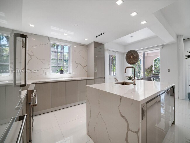 Building Photo - 19117 Fisher Island Dr