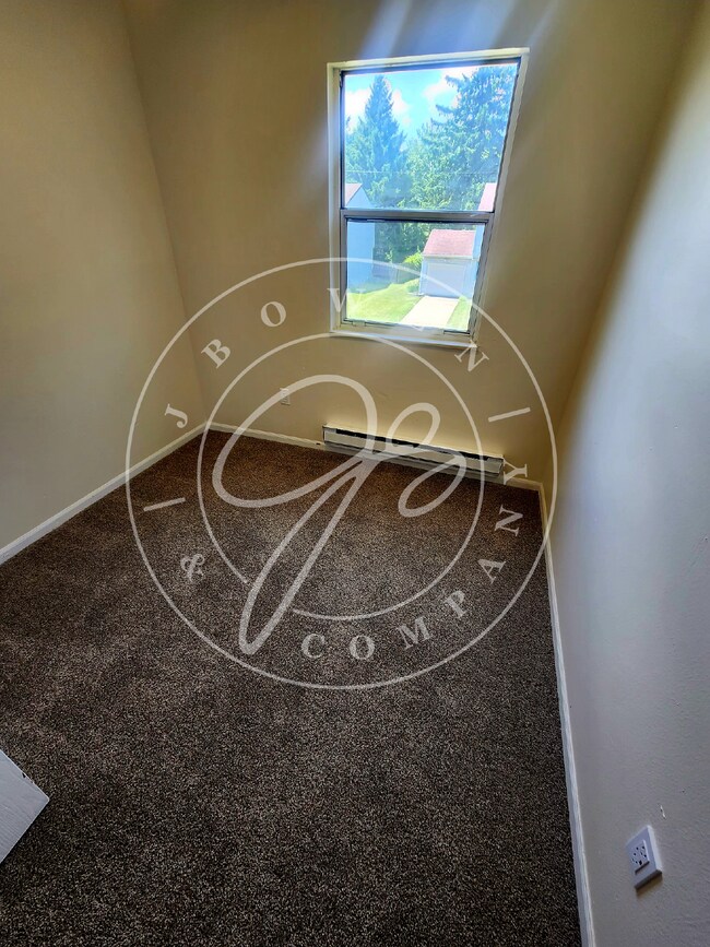 Building Photo - Preparing for showings! 3 bed 1.5 bath nea...