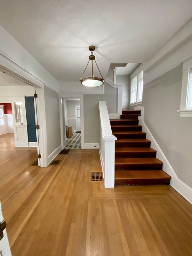 Building Photo - Beautiful Craftsman on Broadway with Live-Work Space Option