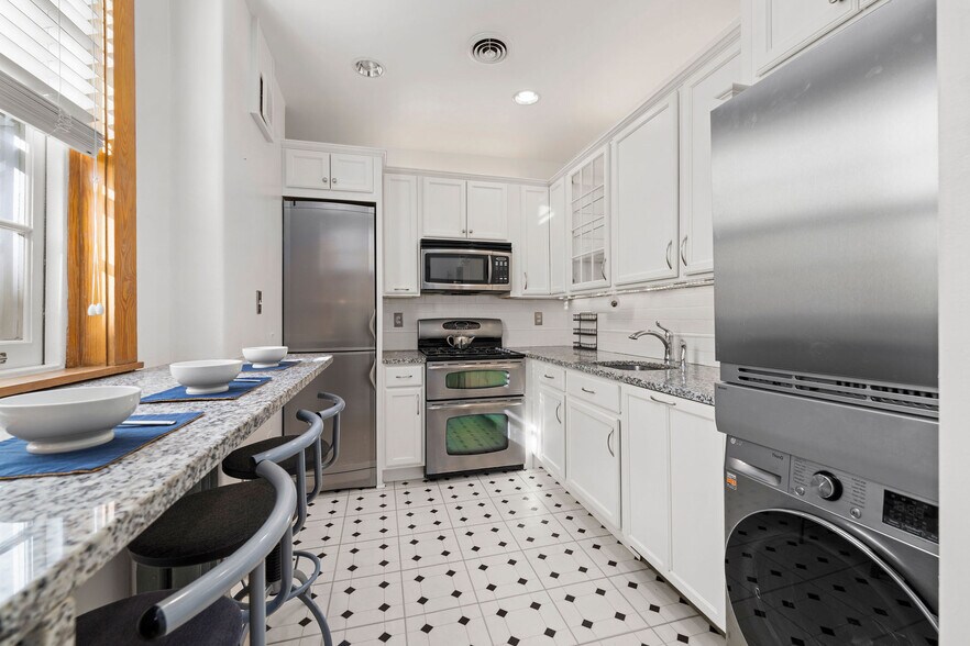 Building Photo - 3401 Greenway