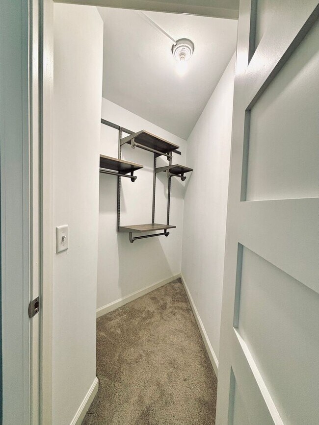 Building Photo - Beautiful 1 bed 1 bath executive condo! Heated parking, gym, sauna!