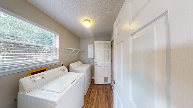 Building Photo - 3Bed/ 2Bath Home - Available Now!