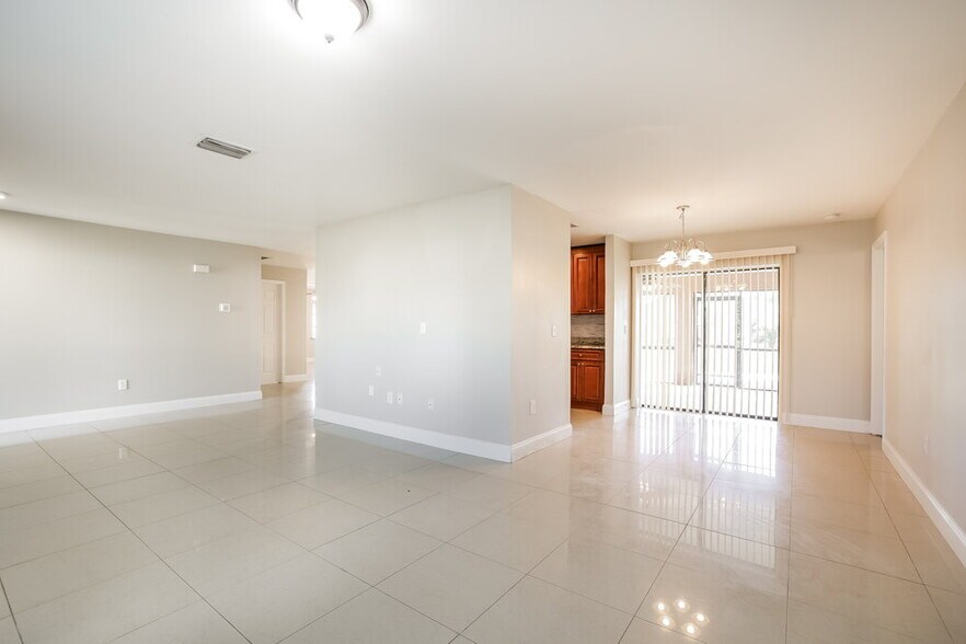 Building Photo - 25353 Doredo Dr