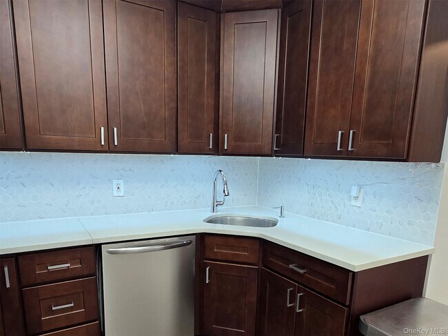 Building Photo - 74-11 85th Dr