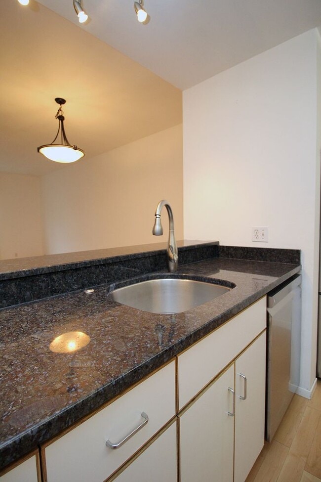 Building Photo - 1710 S Harbor Way