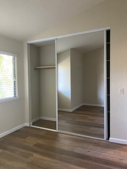 Building Photo - 1808 Woodlake Dr